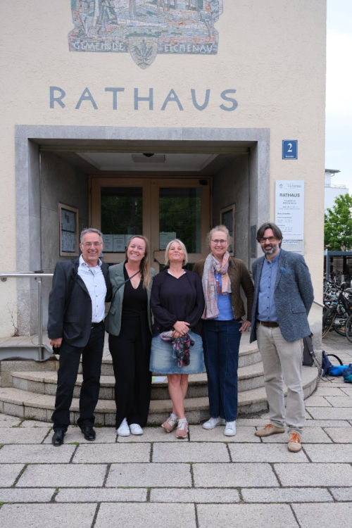 Vor der konstituierenden Sitzung Bernhard Keppler, Verena Oliveira dos Santos, Lisa Stockmann, Rike Schiele und Jan Bertram sind hier vor dem Rathaus zu sehen.