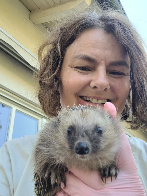 Zu sehen ist Tanja, die einen Igel hält