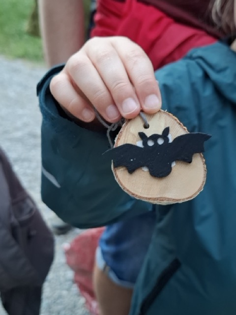 Anhänger aus Holz mit Fledermaus