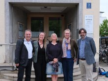 Bernhard Keppler, Verena Oliveira dos Santos, Lisa Stockmann, Rike Schiele und Jan Bertram sind hier vor dem Rathaus zu sehen.