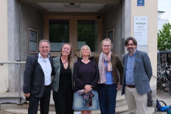 Bernhard Keppler, Verena Oliveira dos Santos, Lisa Stockmann, Rike Schiele und Jan Bertram sind hier vor dem Rathaus zu sehen.