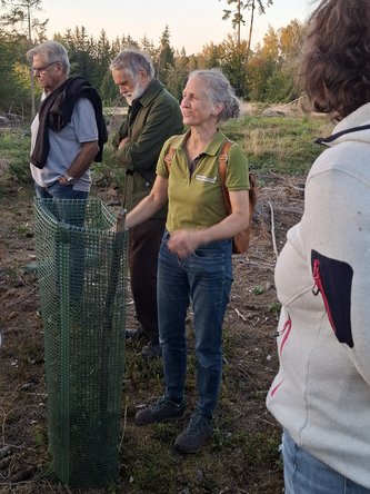 Gruppe hört Anita Ottmann auf der Emmeringer Leite zu.